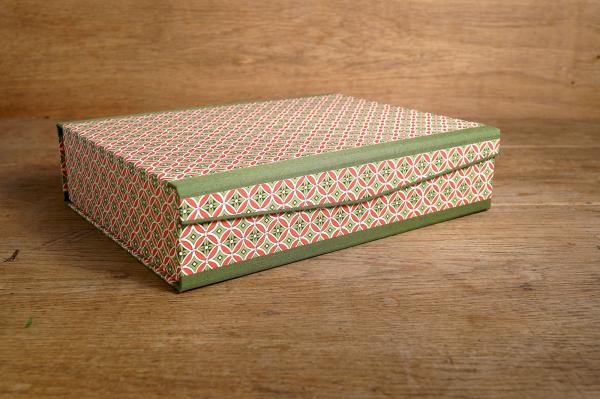 Große Schachtel rechteckig, grafisches Muster mit Rauten in rot,weiß und grün